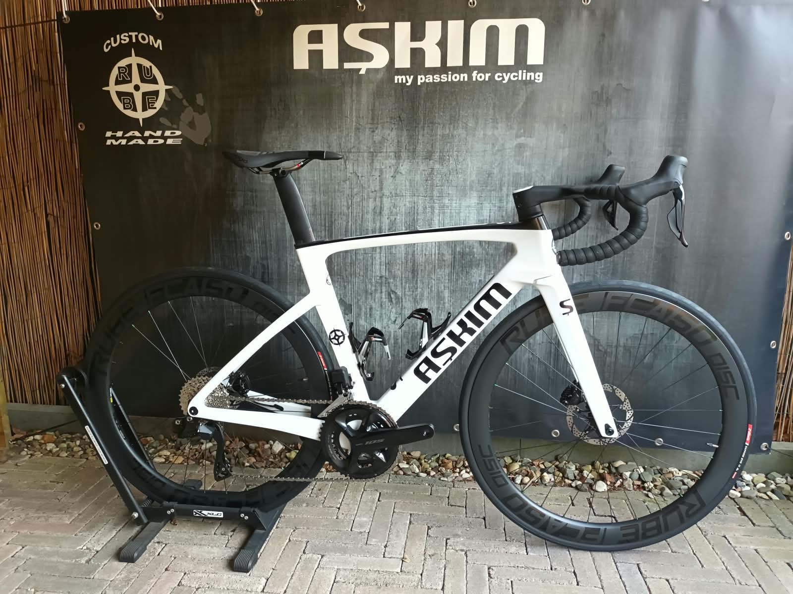 Askim fullcarbon racefiets model 2027, wit met zwarte details